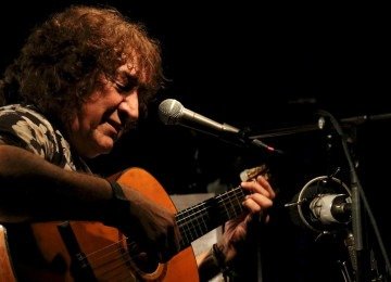 Toninho Horta, um dos pioneiros do Clube da Esquina, vai se apresentar no sábado (30/5) à noite, na Praça Floriano Peixoto, com os 'clubistas' Wagner Tiso, Robertinho Silva, Nivaldo Ornelas e Marilton Borges -  (crédito: Moto Uehara/divulgação)