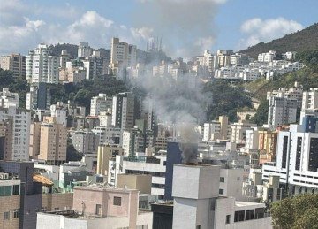 Fumaça foi vista saindo das janelas do 10º andar -  (crédito: CBMMG)
