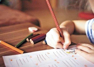 Atividades como desenhar letras estimulam o aprendizado das crianças
 -  (crédito: Pixabay/divulgação)