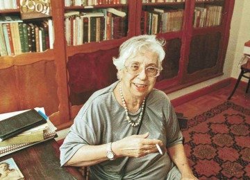 Laís Corrêa de Araújo na biblioteca de sua casa na Rua Cristina, no Bairro Santo Antônio, ponto de encontro de intelectuais na capital mineira -  (crédito: Cristina Horta/EM/D.A Press/25/7/2000)