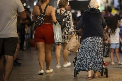 Receio maior de queda em calçadas esburacadas ou mal feitas é entre as mulheres cujo índice chega a 50,5% -  (crédito: Marcelo Camargo/Agência Brasil)