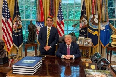 O senador Flávio Bolsonaro (PL-RJ) em encontro com o presidente americano, Donald Trump, na terça (26) na Casa Branca  -  (crédito: Divulgação)