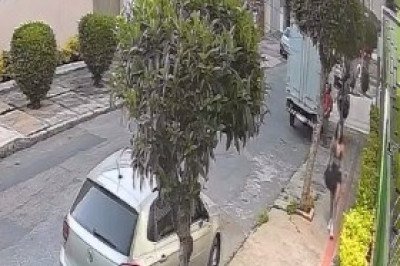 Homem se masturbando persegue mulher no Bairro Jardim Riacho das Pedras, em Contagem -  (crédito: Reprodução/Redes Sociais)