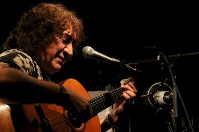 Toninho Horta, um dos pioneiros do Clube da Esquina, vai se apresentar no sábado (30/5) à noite, na Praça Floriano Peixoto, com os 'clubistas' Wagner Tiso, Robertinho Silva, Nivaldo Ornelas e Marilton Borges -  (crédito: Moto Uehara/divulgação)