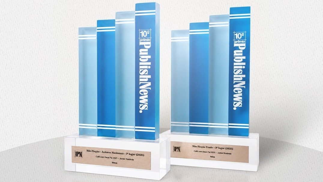 Os dois trof&eacute;us recebidos por "Caf&eacute; com Deus Pai" no Pr&ecirc;mio PublishNews 2025 por suas conquistas em N&atilde;o Fic&ccedil;&atilde;o. -  (crédito: Reprodu&ccedil;&atilde;o)