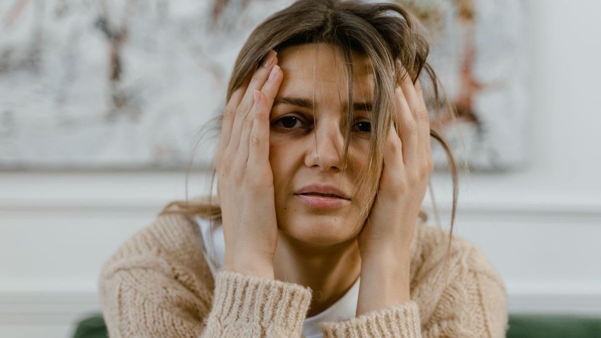 A dificuldade em lidar com o trauma pode gerar estresse persistente, sendo essencial reconhecer os sintomas e buscar ajuda profissional. -  (crédito: MART PRODUCTION de Pexels)