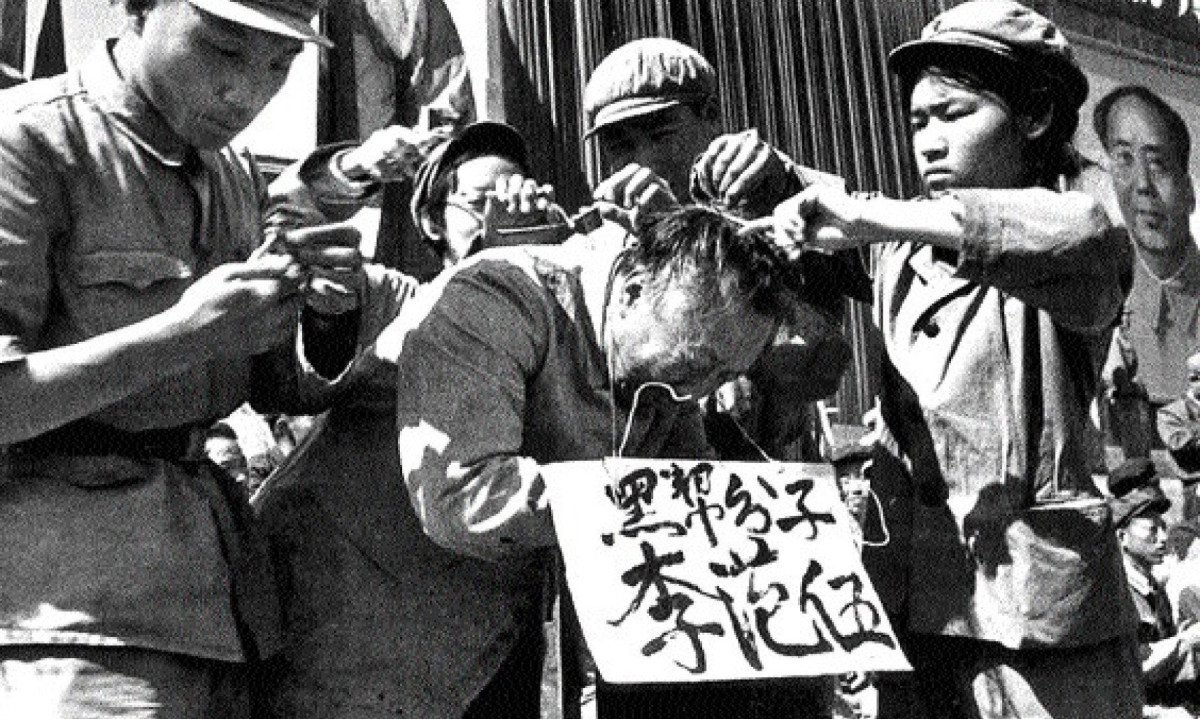 V&iacute;timas da Revolu&ccedil;&atilde;o Cultural  s&atilde;o submetidas a humilha&ccedil;&otilde;es p&uacute;blicas: cartazes de acusa&ccedil;&atilde;o,ridiculariza&ccedil;&atilde;o coletiva, cabe&ccedil;a raspada e posi&ccedil;&otilde;es degradantes impostas durante sess&otilde;es de den&uacute;ncia pol&iacute;tica