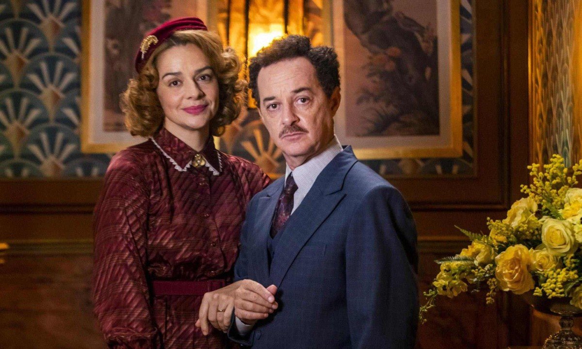 Atores Glic&eacute;rio do Ros&aacute;rio e Raquel Karro olham para a c&acirc;mera. Os dois fazem parte da novela Amor perfeito