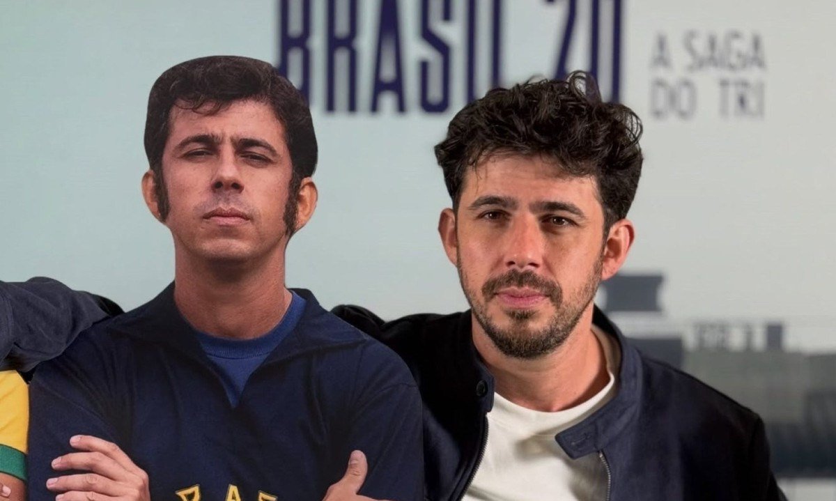 Hugo Haddad est&aacute; ao lado de seu personagem, o goleiro F&eacute;lix. Atr&aacute;s deles est&aacute; o cartaz da miniss&eacute;rie 'Brasil 70: A saga do tri'
