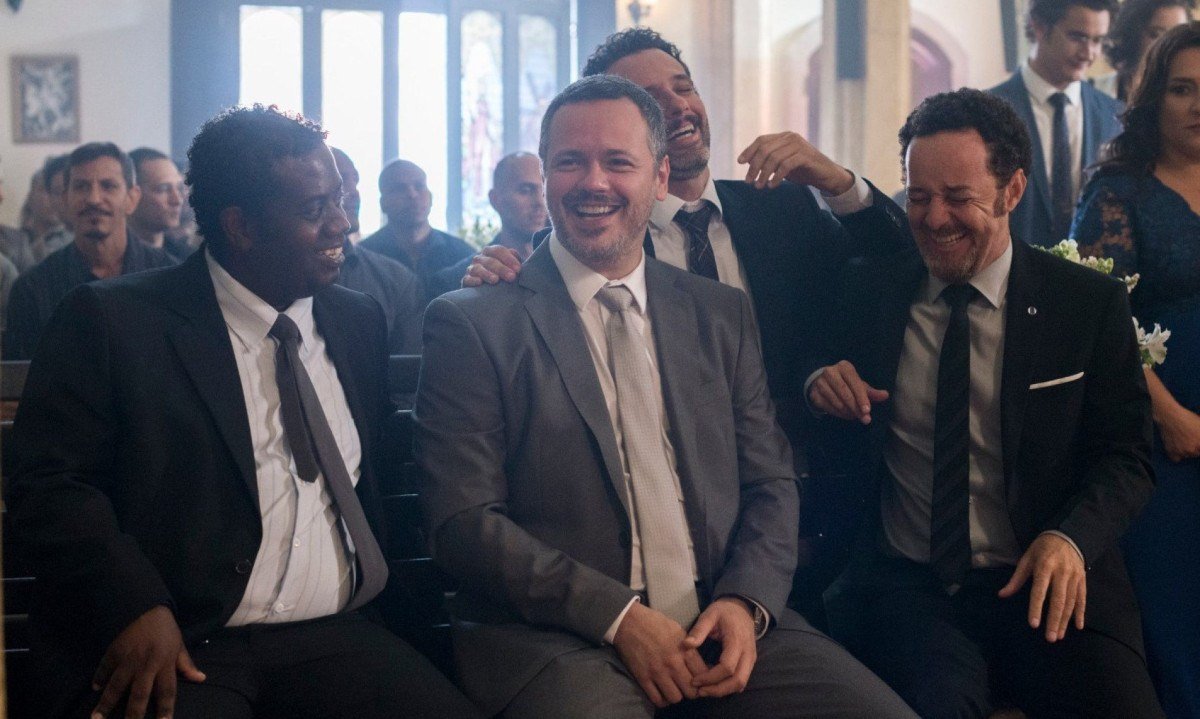Atores Leandro Firmino, Danton Mello, Mouahmed Harfouch e Glic&eacute;rio do Ros&aacute;rio est&atilde;o lado a lado sorrindo em cena da novela &Oacute;rf&atilde;os da terra