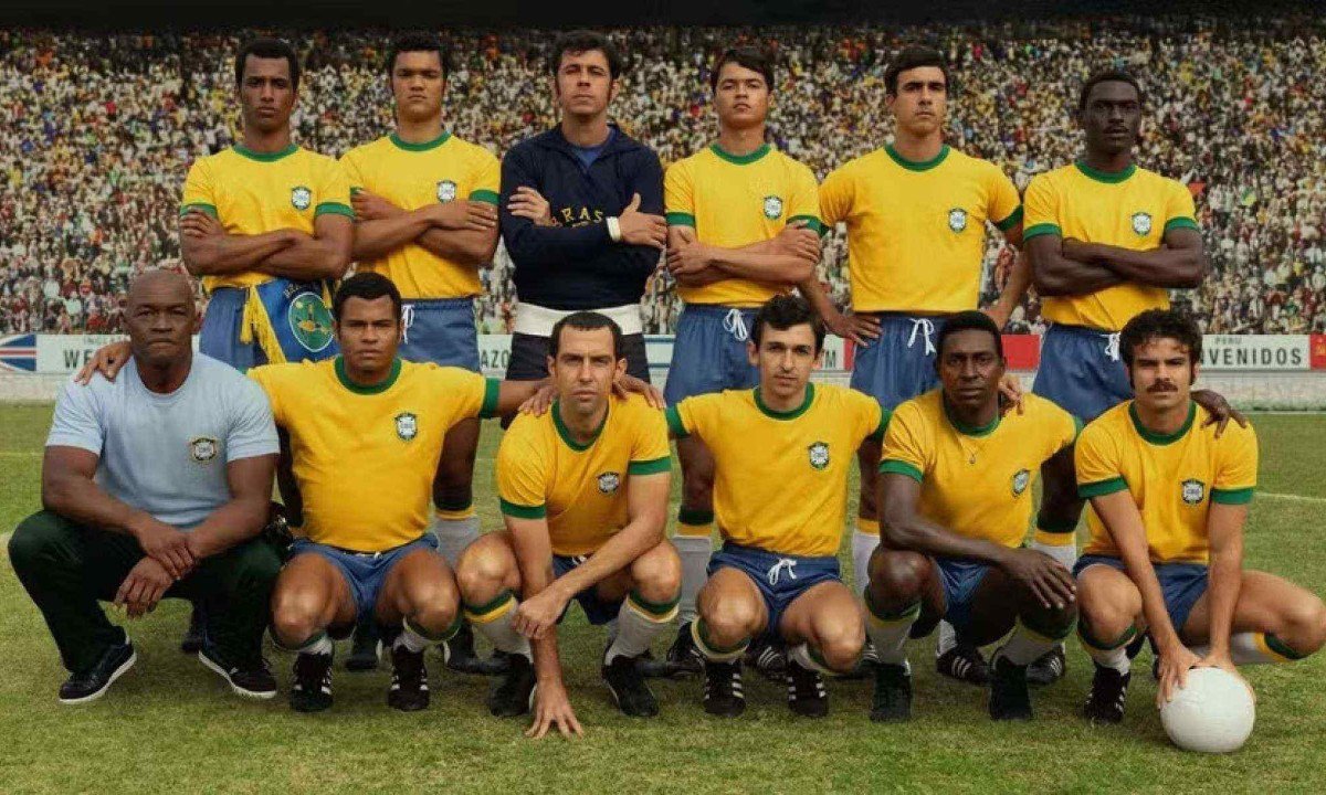 Sele&ccedil;&atilde;o Brasileira posa em campo antes do jogo em cena da s&eacute;rie Brasil 70 A saga do tri