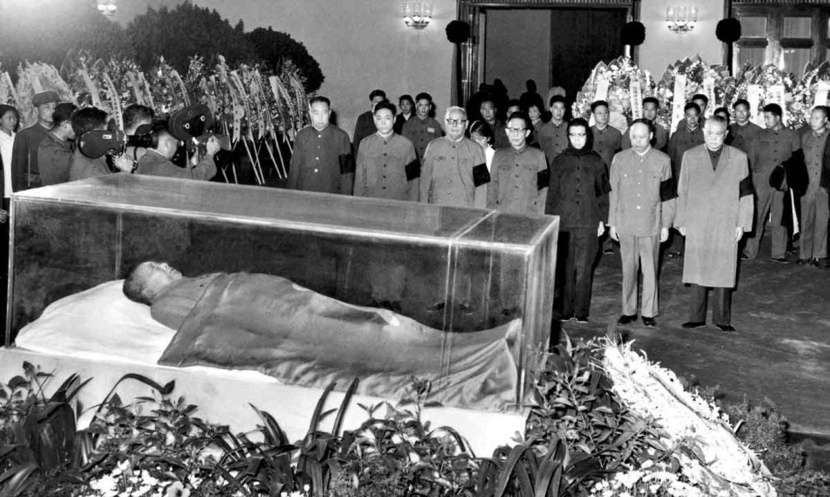 Mao Ts&eacute;-Tung morreu em setembro de 1976, e entrou para a hist&oacute;ria como um dos l&iacute;deres mais  letais do s&eacute;culo XX. Estima-se que, durante o per&iacute;odo em que esteve no poder na China, entre 1949 e 1976, pol&iacute;ticas implementadas por ele provocaram a morte de cerca de 40 milh&otilde;es a 70 milh&otilde;es de pessoas, principalmente em consequ&ecirc;ncia de fome, expurgos pol&iacute;ticos, execu&ccedil;&otilde;es e persegui&ccedil;&otilde;es.