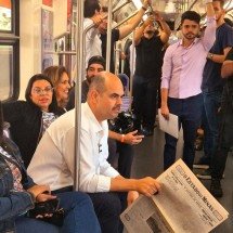 Governador lê edição histórica do Estado de Minas no metrô de BH - Jair Amaral/EM