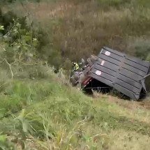 Vídeo: carreta cai de ponte na BR-040 e deixa motorista preso nas ferragens - Corpo de Bombeiros/EM/D.A.Press