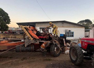 Caminhão envolvido no acidente bateu em uma carreta e, em seguida, invadiu loja de tratores -  (crédito: CBMMG/Divulgação)