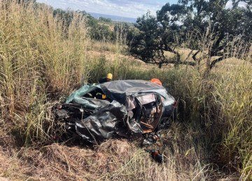 Carro de passeio ficou destruído em acidente envolvendo caminhão na MG-188 -  (crédito: CBMMG/Divulgação)