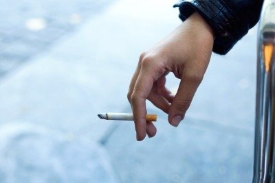     Indústria do tabaco quer atrair usuários mais jovens -  (crédito:  nensuria/Freepik.C..ncer de boca. Fumante, tabagismo, cigarro.)