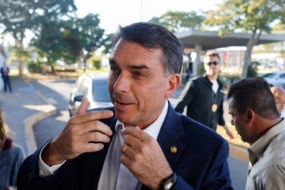 Mais cedo, Flávio Bolsonaro chegou a agradecer Marco Rúbio pela medida  -  (crédito: Sergio Lima / AFP )