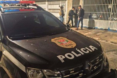 Carro da Polícia Civil; mulher foi presa asob suspeita de torturar animais e vender vídeos  -  (crédito: Reprodução/Polícia Civil)