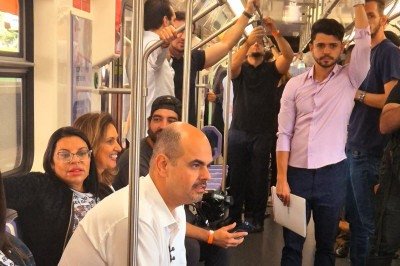 O governador Mateus SImões é flagrado lendo edição histórica do Jornal Estado de Minas -  (crédito: Jair Amaral/EM)