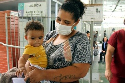 'Desde fevereiro que ela vem tendo problemas e sempre estou procurando atendimento. Está difícil, já estive aqui mais de cinco vezes. Tudo por causa de doenças respiratórias', disse diarista Iara Adriane Sales, mãe da Mavie,de 9 meses -  (crédito: Jair Amaral/EM/DA Press)