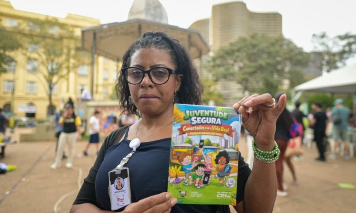 "&Eacute; preciso informar os jovens sobre o perigo do excesso de telas, al&eacute;m de preju&iacute;zos ao tirar a aten&ccedil;&atilde;o das atividades presenciais", diz Cec&iacute;lia da Concei&ccedil;&atilde;o Gomes de Souza, de 48 anos, educadora social em uma institui&ccedil;&atilde;o para menores