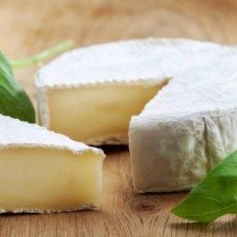 Por que o Brie tem uma casca branca? Entenda o mofo que deixa o queijo cremoso e cheio de sabor - Portal Giro 10