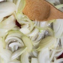 O erro que estraga seu refogado: por que o alho queima em segundos e a cebola salva o sabor da sua comida na panela - Portal Giro 10