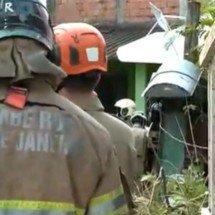 Piloto morre após queda de avião em Nova Iguaçu; casa é atingida - Tupi