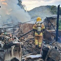 Fogão a lenha provoca incêndio e destrói casa em Minas Gerais - CBMMG