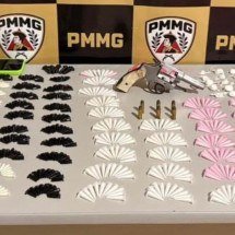 Homem é preso com 718 pinos de cocaína, arma e dinheiro na Zona da Mata - Reprodução/PMMG