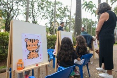 Pintura, cabo de guerra, pula-pula, corrida maluca e piscina de bolinhas ocuparam o espaço da praça, bem como foram distribuídas cartilhas e algodão doce -  (crédito: Leandro Couri/EM/D.A Press )