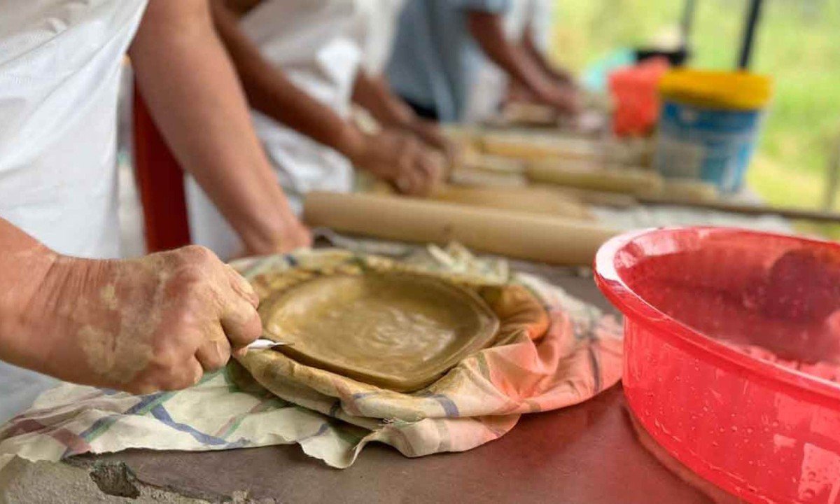 Tradi&ccedil;&atilde;o local, oficinas de cer&acirc;mica formam m&atilde;o de obra