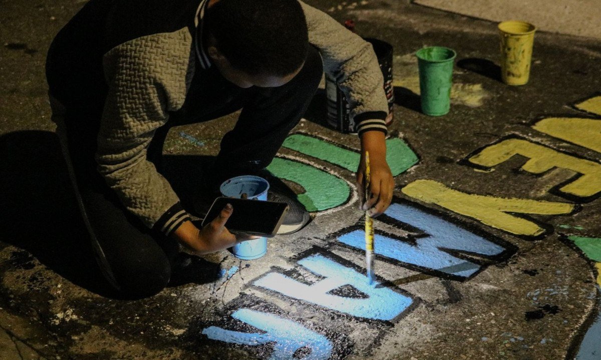 Moradores foram vistos às 2h pintando a rua de verde e amarelo - (crédito: Larissa Kumpel/EM/D.A Press)