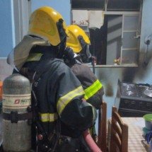 MG: idosos ficam presos em residência que pegou fogo - CBMMG