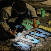 BH: moradores passam a madrugada pintando a rua para a Copa - Larissa Kumpel/EM/D.A Press
