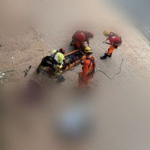 BH: homem se desequilibra, cai no Arrudas e é resgatado pelos bombeiros - Reprodução/CBMMG