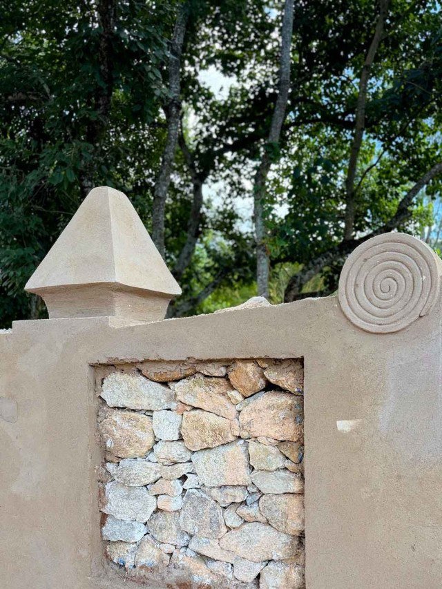 Muro de pedras restaurado mostra antigo sistema de constru&ccedil;&atilde;o
