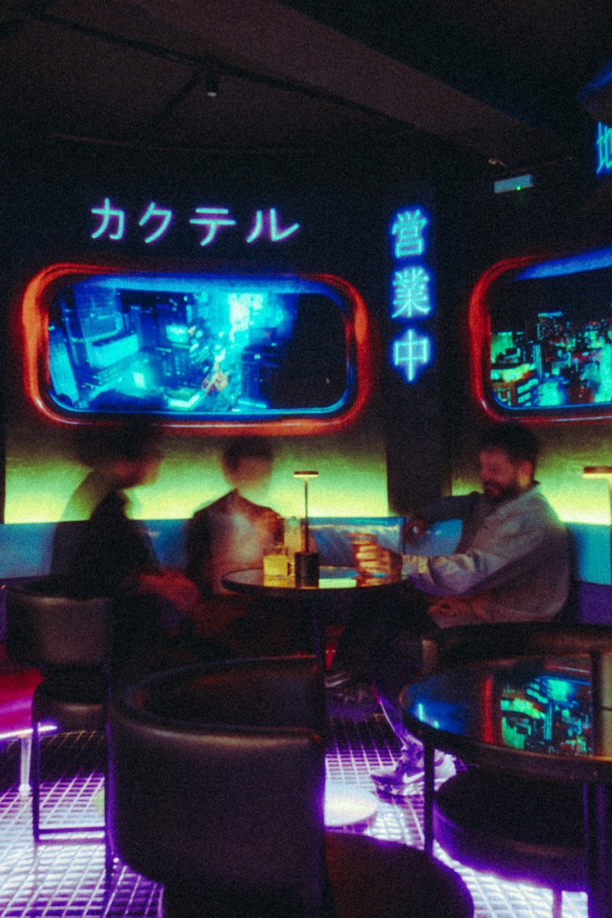 Antes de ter o tema definido o bar Chika j&aacute; contava com uma playlist baseada no estilo musical japon&ecirc;s city pop, que se popularizou nos anos 1980 