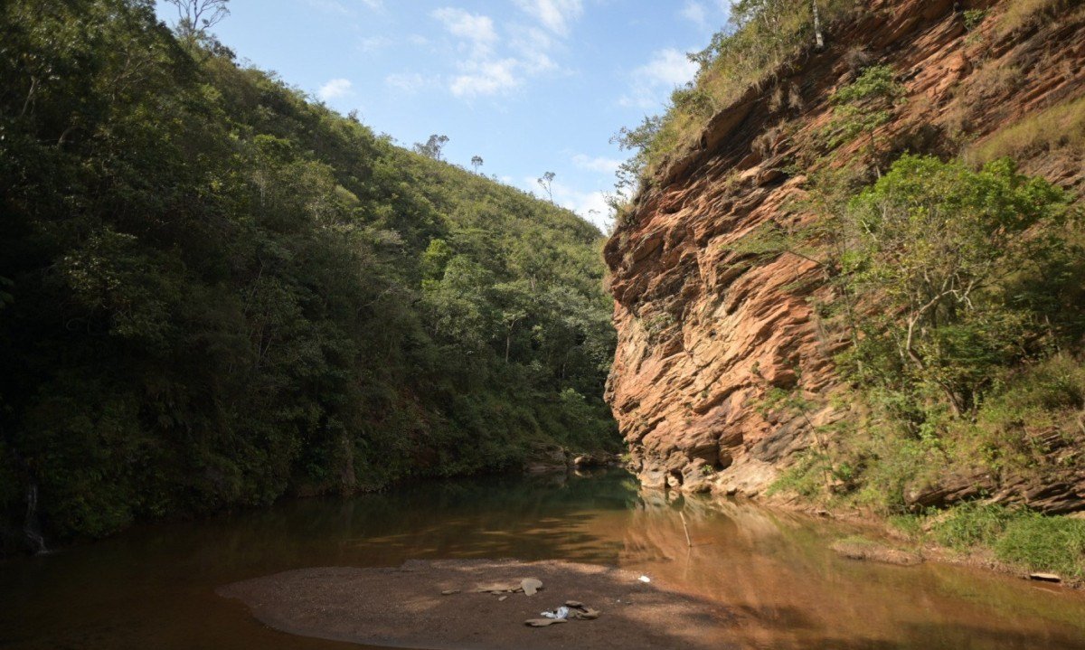 Trilha do Po&ccedil;o Azul, no Parque da Gandarela, em Raposos