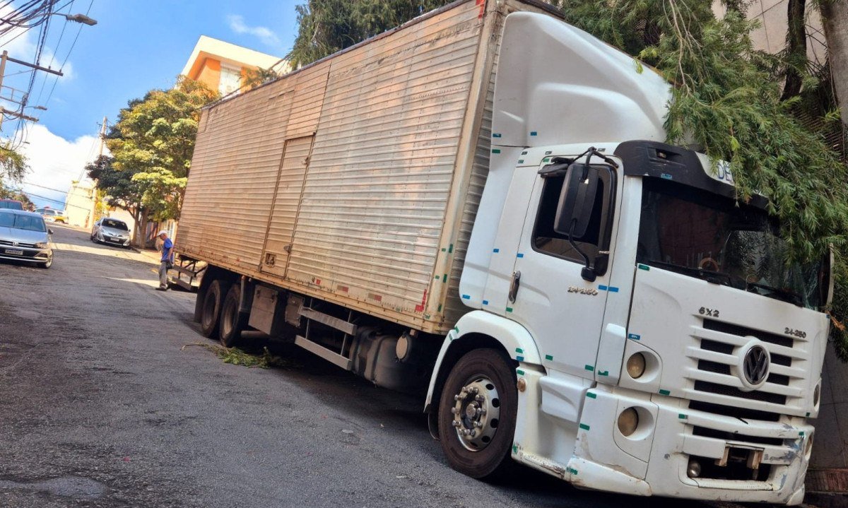 Ve&iacute;culo de mudan&ccedil;a estava em local com restri&ccedil;&atilde;o para tr&aacute;fego de pesados
