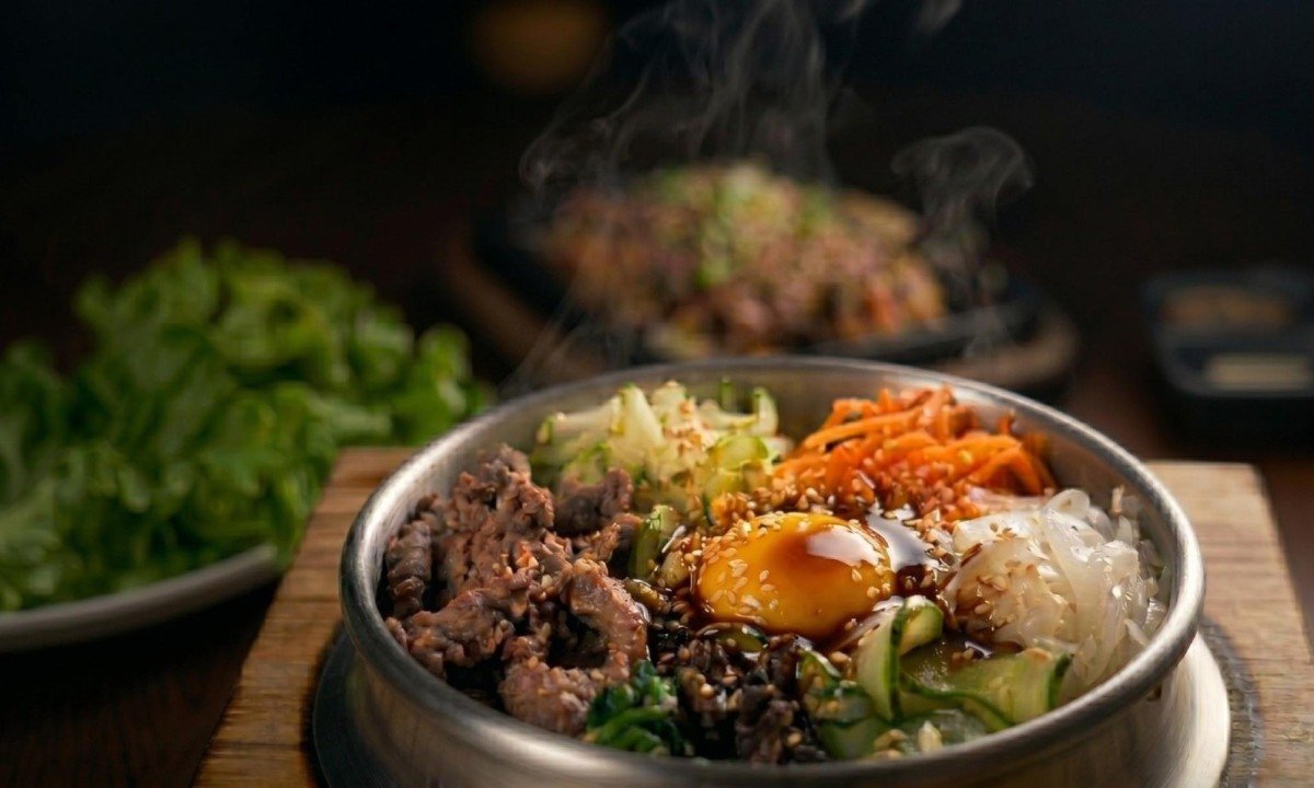 Dolsot Bibimbap: vegetais, carne de porco e gema de ovo crua servidos em uma tigela quente que deixa o arroz crocante e escaldante