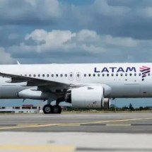 Mulher cai de escada de avião durante desembarque e morre - Latam/Divulgação