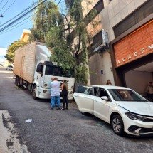 Caminhão desgovernado atinge carros estacionados e uma árvore em BH - Jair Amaral/EM/D.A.Press