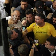 Flávio Bolsonaro visita Mercado Central em BH cercado de apoiadores - Jair Amaral/EM/D.A.Press
