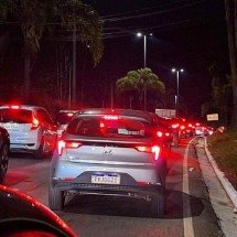 MG-030: Ônibus atinge seis carros e causa enorme congestinamento - Sofia Maia/EM/D.A.Press