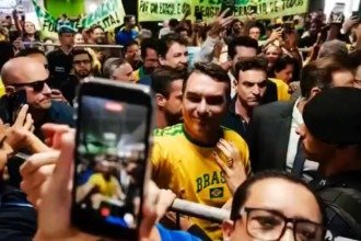 Campanha de Flávio celebra decisão dos EUA sobre facções e vê 01 no 2º turno