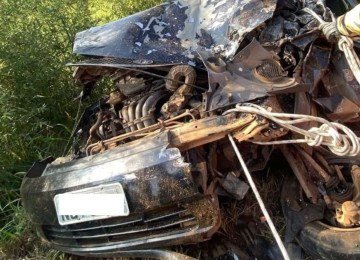 O motorista do carro de passeio envolvido no acidente na BR-146 ficou preso às ferragens -  (crédito: CBMMG/Divulgação)