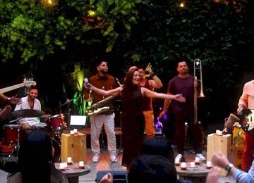 Chinela Voadora transforma brasilidade urbana no 'Ao Vivo na Chacrinha' -  (crédito: Nacho Produções)