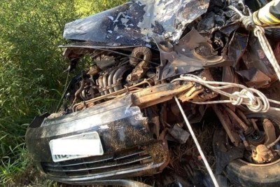 O motorista do carro de passeio envolvido no acidente na BR-146 ficou preso às ferragens -  (crédito: CBMMG/Divulgação)